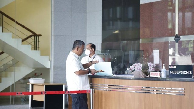 Caption: Ketua DPRD DKI Jakarta Prasetyo Edi Marsudi di Gedung Merah Putih KPK, Jakarta, Senin (10/4/2023). Foto: Dok. Istimewa