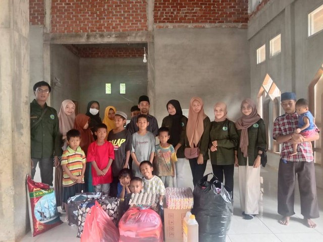 HMPS Bimbingan dan Konseling membagikan donasi ke panti asuhan (Sumber: Dok. HMPS BK UM Buton)