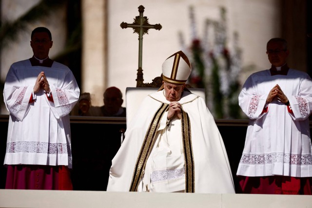 Paus Fransiskus memimpin misa Minggu Paskah di Lapangan Santo Petrus di Vatikan. Foto: Yara Nardi/REUTERS