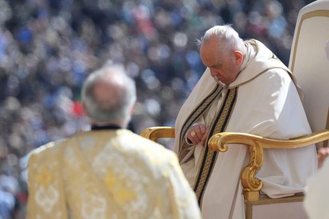 Paus Fransiskus memimpin misa Minggu Paskah di Lapangan Santo Petrus di Vatikan. Foto: Yara Nardi/REUTERS