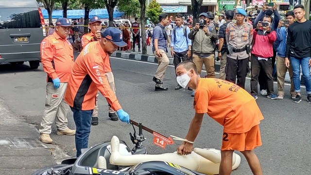 Satreskrim Polresta Yogyakarta menggelar rekontruksi pengeroyokan remaja berinisial NH (15) di Jalan Tentara Pelajar, Bumijo, Kecamatan Jetis, Kota Yogyakarta, Senin (10/4/2023). Foto: Arfiansyah Panji Purnandaru/kumparan