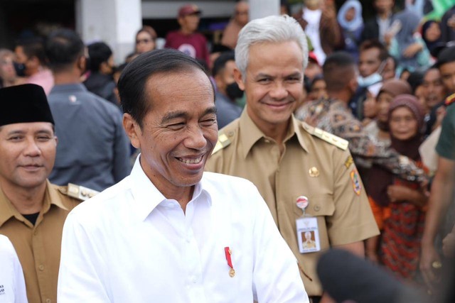 Presiden Jokowi ditemani Gubernur Jateng Ganjar Pranowo meninjau Pasar Selo dan Pasar Cepogoh di Kabupaten Boyolali, Senin (10/4/2023). Foto: Dok. Istimewa