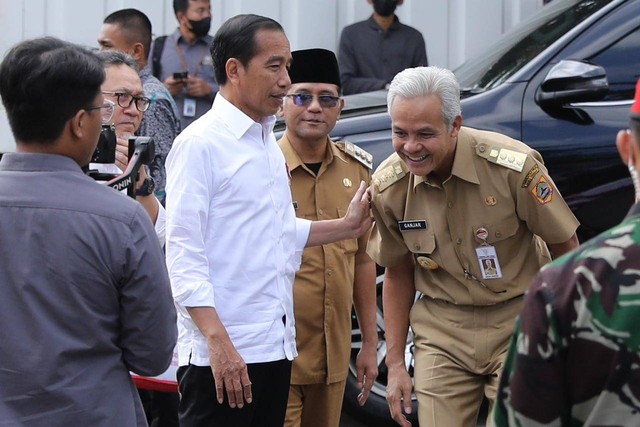 Presiden Jokowi ditemani Gubernur Jateng Ganjar Pranowo meninjau Pasar Selo dan Pasar Cepogoh di Kabupaten Boyolali, Senin (10/4/2023). Foto: Dok. Istimewa