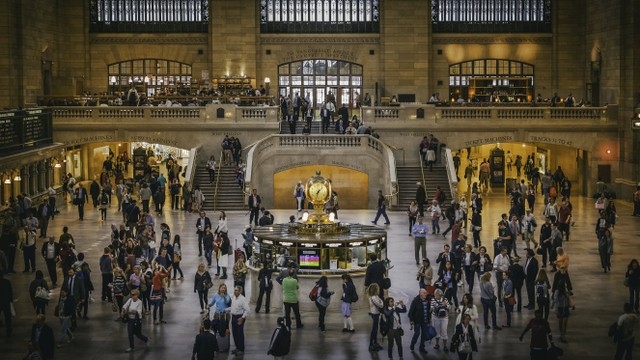Mobilitas sosial adalah fenomena yang umum terjadi di lingkungan sosial. Foto: Pexels.com