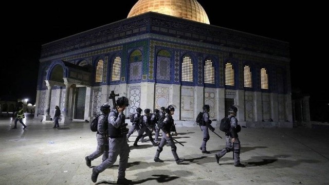 Polisi Israel di kompleks masjid al-Aqsa, yang menjadi tempat bagi situs-situs yang dihormati oleh Muslim dan Yahudi