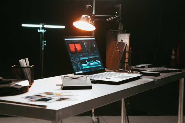 Cara Mengedit Video di Laptop dan Smartphone. Foto: Unsplash/Jakob Owens