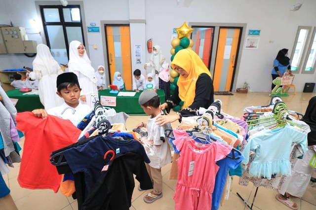 Mal amal yang disediakan murid KB/TK Islam Al Azhar 15 Surabaya untuk anak-anak duafa. Foto-foto: Masruroh/Basra
