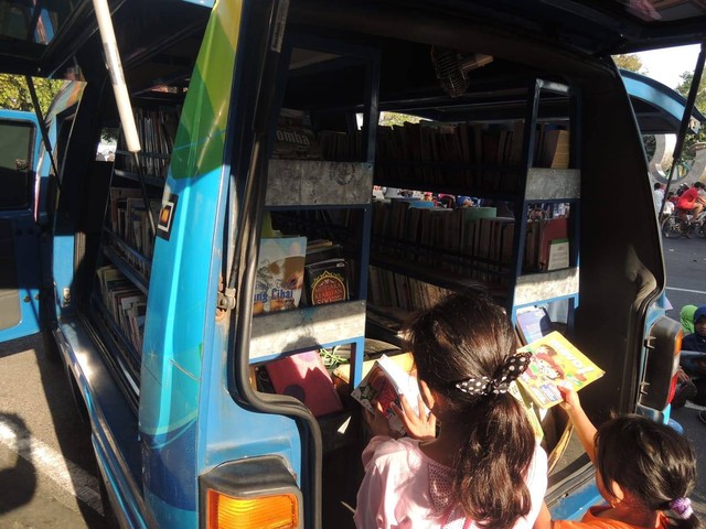 Kegiatan anak membaca di sebuah perpustakaan keliling (ilustrasi). Foto : Akrom 