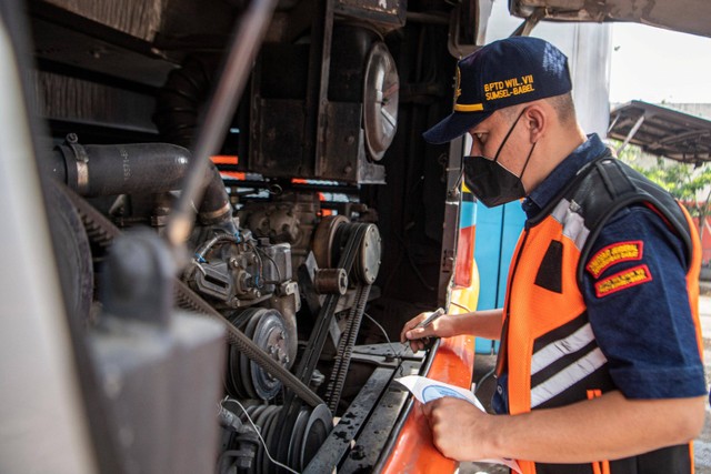 Petugas memeriksa kondisi bus saat pemeriksaan kelaikan kendaraan (ramp check) bus di salah satu loket bus Antar Kota Antar Provinsi (AKAP) di Palembang, Sumatera Selatan, Senin (10/4/2023).  Foto: Nova Wahyudi/ANTARA FOTO