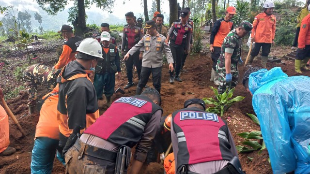 Penggalian makam 5 korban dukun Slamet di TPU Desa Balun, Wanayasa, Banjarnegara. Foto: Intan Alliva/kumparan