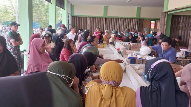 Warga memadati pasar murah yang digelar Pemkab Seakdau. Foto: Dina Mariana/Hi!Pontianak