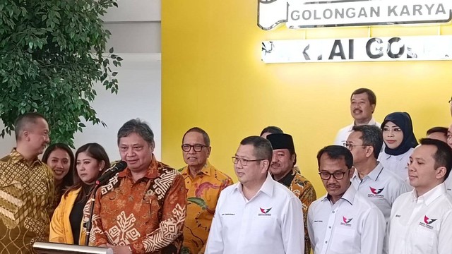 Ketum Partai Golkar Airlangga Hartarto dan Ketum Partai Perindo Hary Tanoesoedibjo di Kantor DPP Partai Golkar, Jakarta, Senin (10/4/2023). Foto: Zamachsyari/kumparan