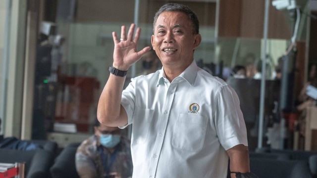 Ketua DPRD Provinsi DKI Jakarta Prasetyo Edi Marsudi berjalan usai menjalani pemeriksaan di Gedung Merah Putih KPK, Jakarta, Senin (10/4/2023). Foto: Muhammad Adimaja/Antara Foto