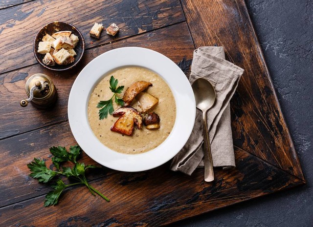 Menu sup jamur untuk berbuka puasa. Foto: Natalia Lisovskaya/Shutterstock