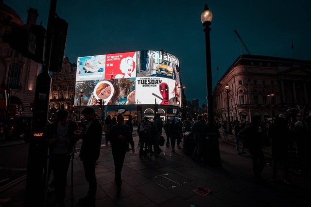 Ilustrasi perbedaan iklan dan promosi (Pixabay).