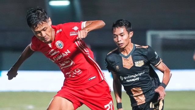 Duel antara pemain Dewa United saat melawan Persija di Stadion Indomilk Arena, Tangerang, Banten, Senin (10/4/2022). Foto: Twitter/@Persija_Jkt