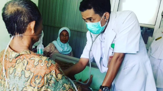 Dosen Spesialis Medikal Bedah Prima Trisna Aji ketika memeriksa pasien dengan komplikasi akibat asam urat/Foto : Dokpri