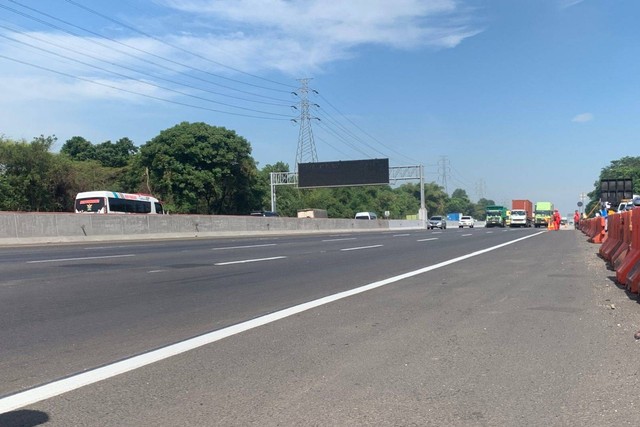 Suasana penambahan lajur di ruas tol Jakarta - Cikampek untuk persiapan mudik lebaran 2023 oleh PT Jasa Marga.  Foto: Luthfi Humam/kumparan