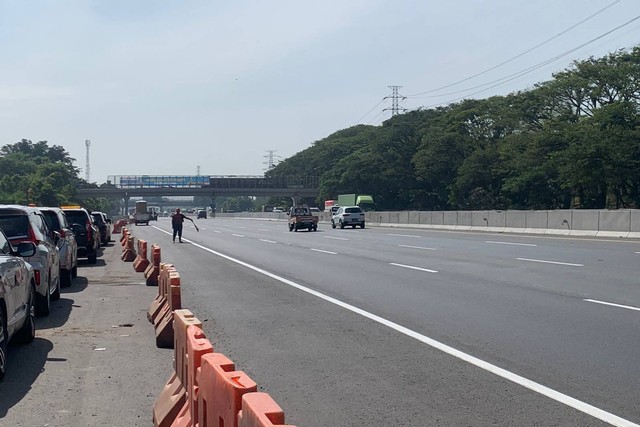 Suasana penambahan lajur di ruas tol Jakarta - Cikampek untuk persiapan mudik lebaran 2023 oleh PT Jasa Marga.  Foto: Luthfi Humam/kumparan