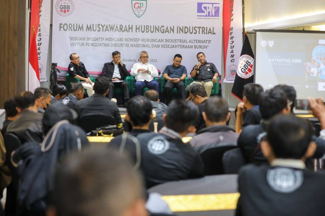 Ganjaran Buruh Berjuang menggelar Forum Musyawarah Hubungan Industrial (FMHI)di Ballroom Hotel Lenora, Kota Bandung, pada Selasa (11/4/2024). Foto: Dok. Istimewa