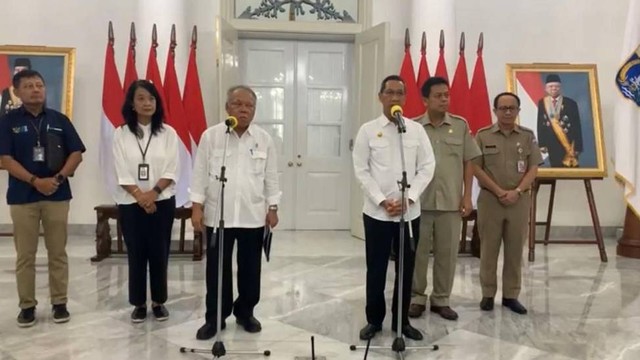 Menteri PUPR Basuki Hadimuljono dan Pj Gubernur DKI Jakarta Heru Budi Hartono di Balai Kota DKI Jakarta, Selasa (11/4). Foto: Haya Syahira/kumparan