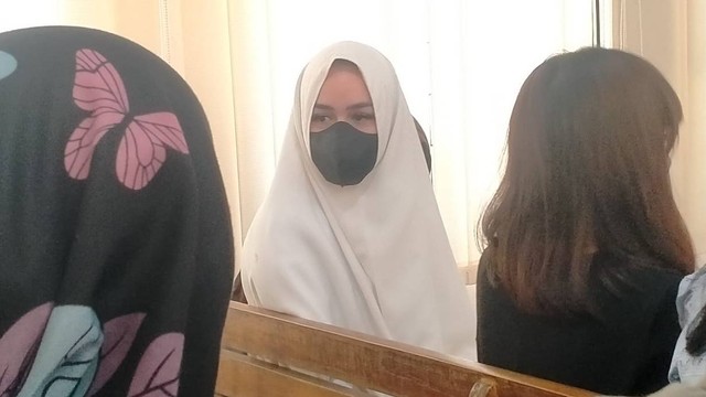 Emilia Nurhayati alias Nur datang ke Pengadilan Negeri Cianjur, Selasa (11/4). Foto: kumparan