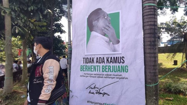 Spanduk yang dipasang simpatisan Anas.  Foto: Rachmadi Rasyad/kumparan