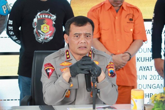 Kapolda Jateng Irjen Pol Ahmad Luthfi menghadiri konpers kasus pengasuh Ponpes di Batang perkosa 11 santriwati di Polres Batang.  Foto: Humas Polda Jateng