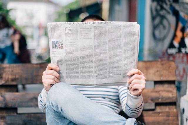 Esai dalam koran atau majalah. Sumber: unsplash.com