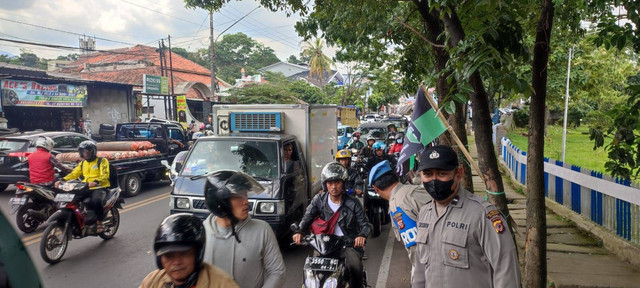 Suasana arus lalu lintas di depan Lapas Sukamiskin, Kota Bandung, jelang bebasnya Anas Urbaningrum. Foto: Rachmadi Rasyad/kumparan