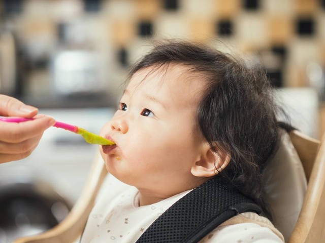 Hidden hunger bisa terjadi pada anak sejak MPASI. Foto: Shutterstock