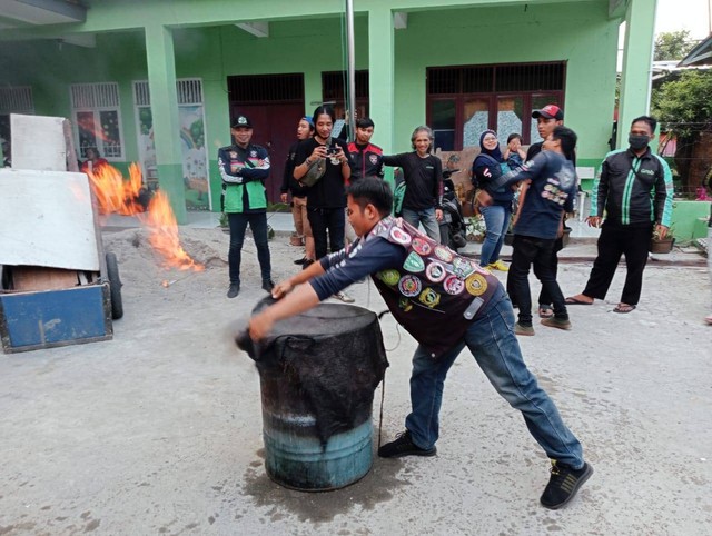Disaster Management Center (DMC) Dompet Dhuafa latih ratusan pengemudi transportasi atau ojek online (ojol) untuk siap siaga bencana di perkotaan (Senin, 10/04/2023).