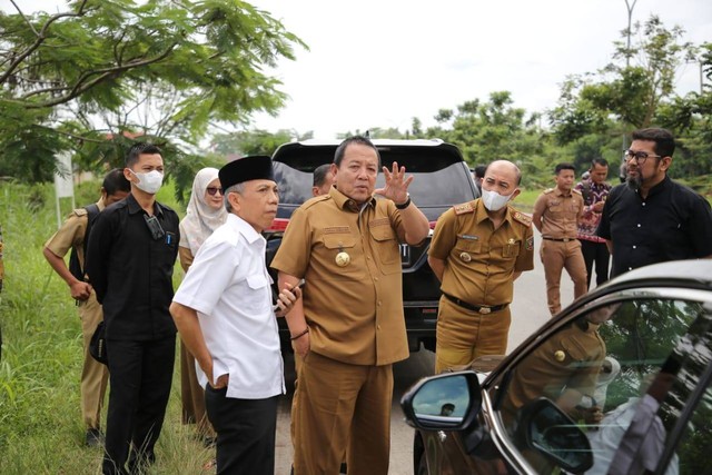 Gubernur Lampung Arinal Djunaidi saat meninjau lokasi pembangunan gerbang selamat datang di dekat pintu tol Kota Baru. | Foto : Dok. Pemprov Lampung