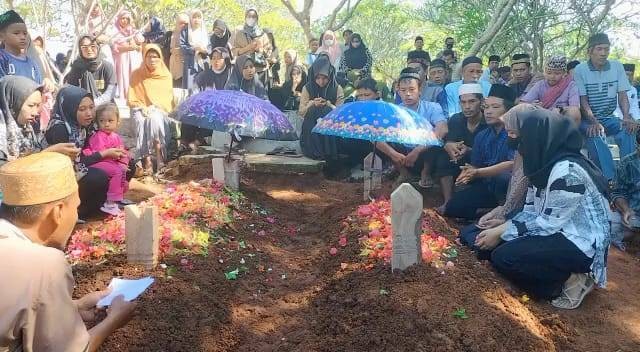 Dua warga asal Lampung korban pembunuhan dukun pengganda uang Tohari dimakamkan. | Foto: ist