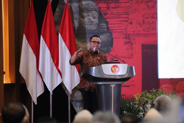 Menteri PANRB Abdullah Azwar Anas dalam sosialisasi penajaman reformasi birokrasi tematik bersama pemerintah daerah se-Jatim , Selasa (11/04). Foto; KemenPANRB