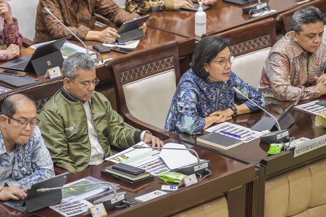Menteri Keuangan Sri Mulyani Indrawati mengikuti rapat kerja dengan Komisi XI DPR di kompleks Parlemen, Senayan, Jakarta, Selasa (11/4/2023). Foto: Galih Pradipta/ANTARA FOTO