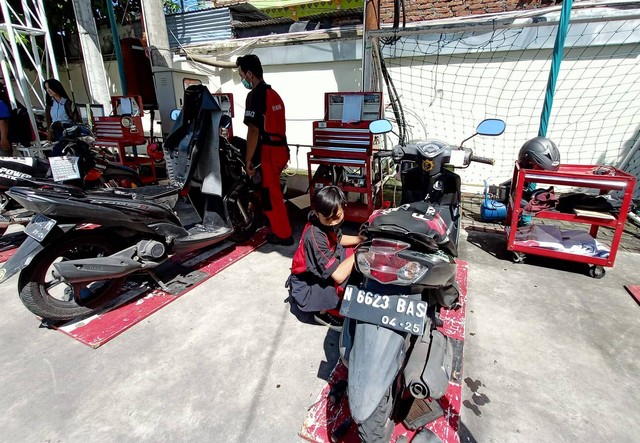 Layanan servis motor yang disediakan Unusa di Kampus A. Foto-foto: Masruroh/Basra