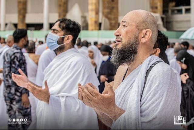 Jemaah umrah berdoa di tengah hujan mengguyur Masjidil Haram, Makkah, pada tanggal 19 Ramadhan atau 10 April 2023. Foto: gph.gov.sa