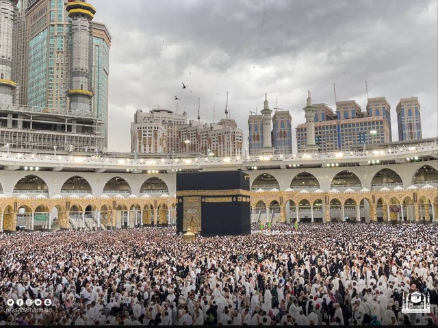 Padatnya jemaah umrah di Masjidil Haram, Makkah, pada Ramadhan 2023. Foto: gph.gov.sa