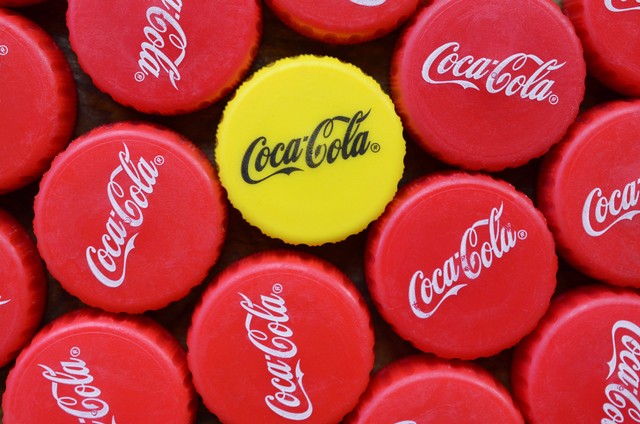 Tutup botol Coca-Cola warna kuning. Foto: Mehaniq/Shutterstock