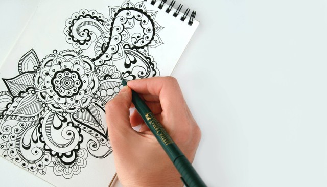 Ilustrasi seseorang membuat motif ragam hias. Foto: Pexels.com