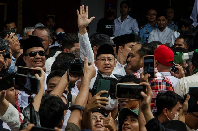 Mantan Ketua Umum Partai Demokrat Anas Urbaningrum (tengah) menemui pendukungnya saat keluar dari Lapas Kelas I Sukamiskin, Bandung, Jawa Barat, Selasa (11/4/2023). Foto: Novrian Arbi/Antara Foto