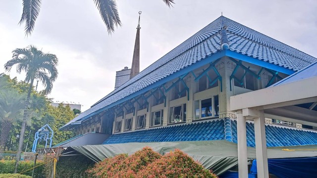 Masjid 'Biru' Pondok Indah sudah disobek semua, Selasa (11/4/2023). Foto: Thomas Bosco/kumparan