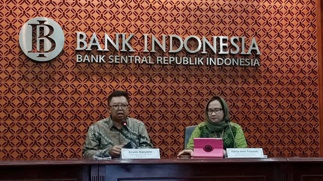 Kepala Departemen Komunikasi Bank Indonesia, Erwin Haryono (kiri) dan Direktur Departemen Kebijakan Sistem Pembayaran Bank Indonesia, Fitria Irmi Triswati (Kanan). Foto: Akbar Maulana/kumparan