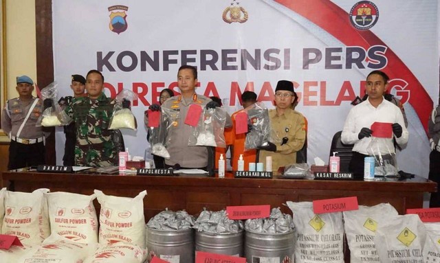 Polisi menunjukkan bahan peledak yang diamankan. Foto: istimewa
