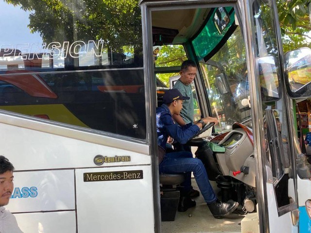 Pettugas dari kepolisian dan Dishub Sleman lakukan pemeriksaan armada jelang lebaran di Terminal Jombor, Selasa (11/4/2023). Foto: Maria Wulan/Tugu Jogja
