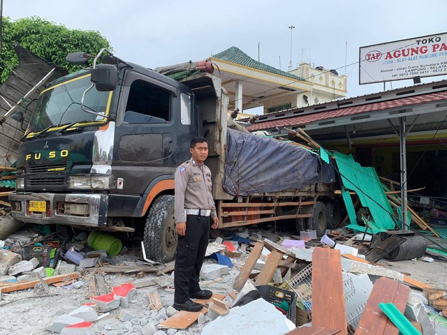 Diduga rem blong, truk tabrak dua bangunan di Jalan Raya Bakauheni, Desa Bakauheni, Kecamatan Bakauheni, Lampung Selatan. | Foto: Dok Polres Lampung Selatan