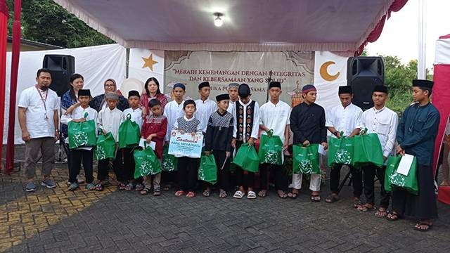 Suasana buka puasa bersama yang digelar Alfamidi Cabang Manado yang juga dirangkaikan pemberian santunan untuk anak-anak panti asuhan Darul Istiqomah.