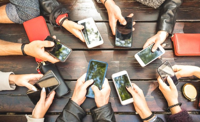 Ilustrasi orang-orang sedang memegang smartphone. Foto: Shutterstock