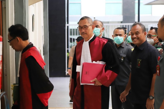 Majelis Hakim pada sidang putusan banding Ferdy Sambo memasuki ruang sidang Pengadilan Tinggi DKI Jakarta, Rabu (12/4/2023). Foto: Jamal Ramadhan/kumparan